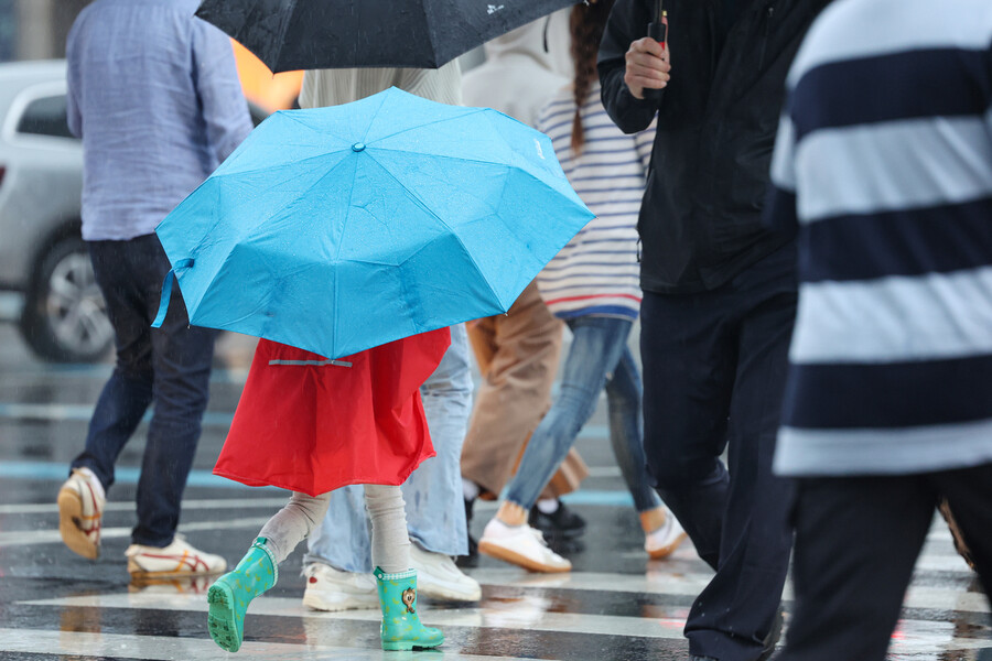 27일 오후 서울 광화문네거리에서 어린이가 우산을 쓰고 횡단보도를 건너고 있다. 연합뉴스