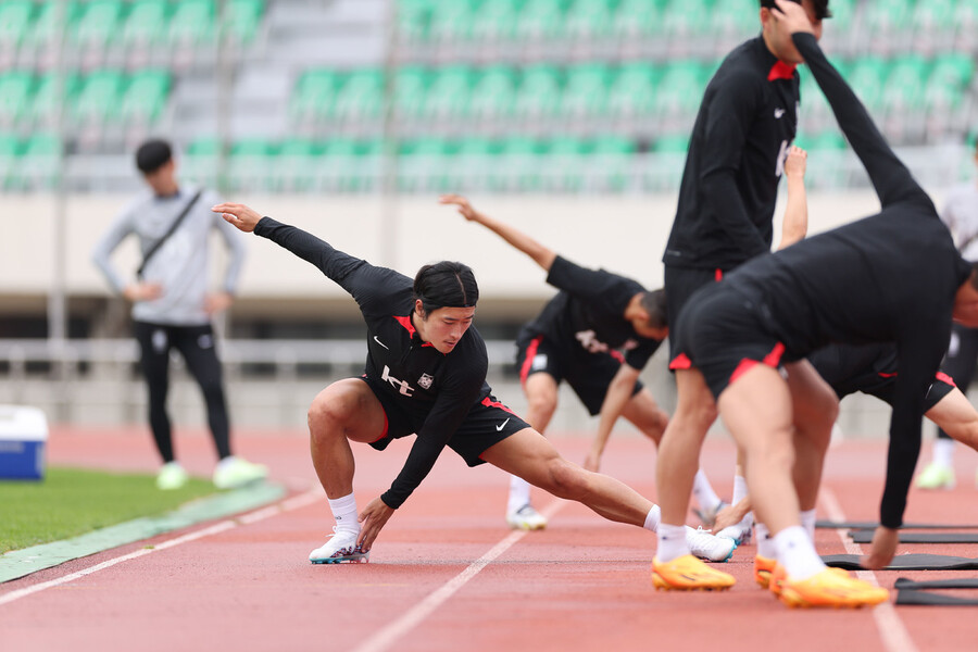 조규성(전북)이 지난 14일 부산구덕운동장에서 몸을 풀고 있다. 대한축구협회 제공