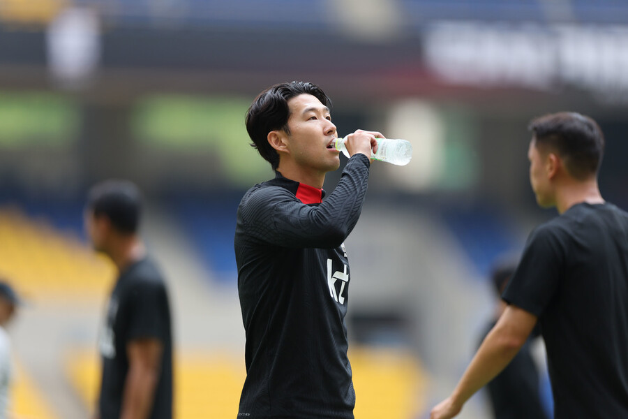 손흥민(토트넘 홋스퍼)이 15일 부산 아시아드경기장에서 페루 남자 축구대표팀과 A매치 친선경기를 하루 앞두고 훈련 중 물을 마시고 있다. 대한축구협회 제공