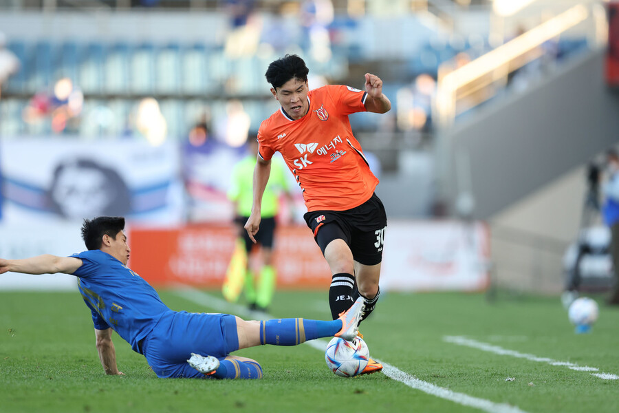 한국 24살 이하 남자 축구대표팀의 김봉수(제주·오른쪽). 사진은 지난해 K리그1 제주유나이티드와 수원 삼성 경기 때 모습. 한국프로축구연맹 제공