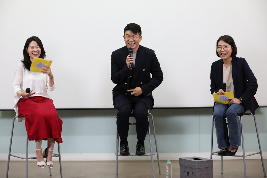 인터뷰 콘서트 ‘육퇴한 낮’에 초대된 정승익 교육방송 영어 강사(가운데). 강창광 선임기자 chang@hani.co.kr