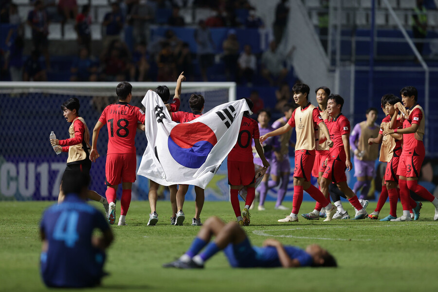 한국 17살 이하(U-17) 남자 축구대표팀 선수들이 25일(현지시각) 타이 빠툼타니 스타디움에서 열린 2023 아시아축구연맹(AFC) 17살 이하 아시안컵 타이와 8강전에서 승리한 뒤 태극기를 들고 뒤풀이를 하고 있다. 대한축구협회 제공