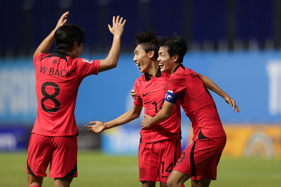 한국 17살 이하(U-17) 남자 축구대표팀의 김현민(가운데)이 25일(현지시각) 타이 빠툼타니 스타디움에서 열린 2023 아시아축구연맹(AFC) 17살 이하 아시안컵 타이와 8강전에서 팀의 마지막 골을 넣은 뒤 기뻐하고 있다. 대한축구협회 제공