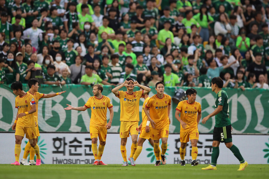 광주FC 선수들이 지난 24일 광주축구전용구장에서 열린 전북과 경기 이순민(왼쪽에서 넷째)의 선제골이 터진 뒤 함께 기뻐하고 있다. 프로축구연맹 제공