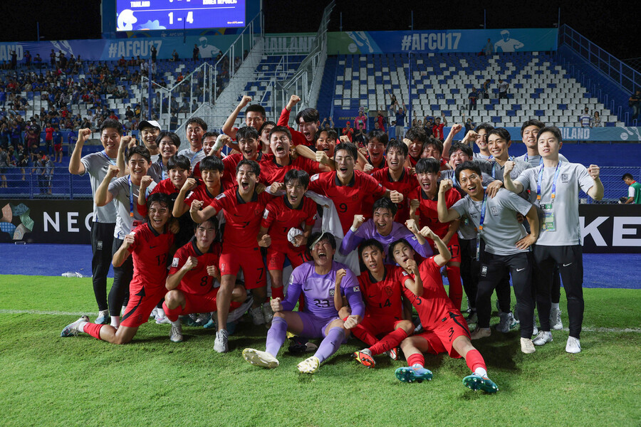 한국 17살 이하(U-17) 남자 축구대표팀 선수와 코치진이 타이전 승리 뒤 기념촬영을 하고 있다. 대한축구협회 제공