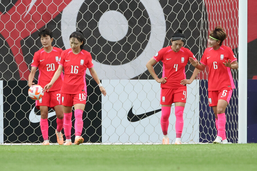 한국 여자 축구대표팀 선수들이 8일 서울월드컵경기장에서 열린 아이티와 평가전에서 선제골을 허용한 후 아쉬워하고 있다. 연합뉴스