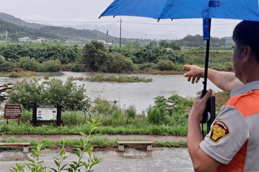 23일 광주 광산구 황룡강 임곡교 일원에서 119시민수상구조대가 하천 범람에 대비해 안전 점검을 하고 있다. 연합뉴스