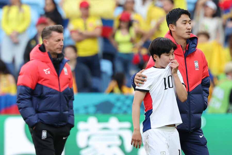 지소연(가운데)과 콜린 벨(왼쪽) 감독이 25일(한국시각) 호주 시드니의 풋볼 스타디움에서 열린 2023 국제축구연맹(FIFA) 호주·뉴질랜드 월드컵 H조 조별리그 콜롬비아와 1차전을 0-2로 패한 뒤 경기장을 빠져나가고 있다. 시드니/연합뉴스