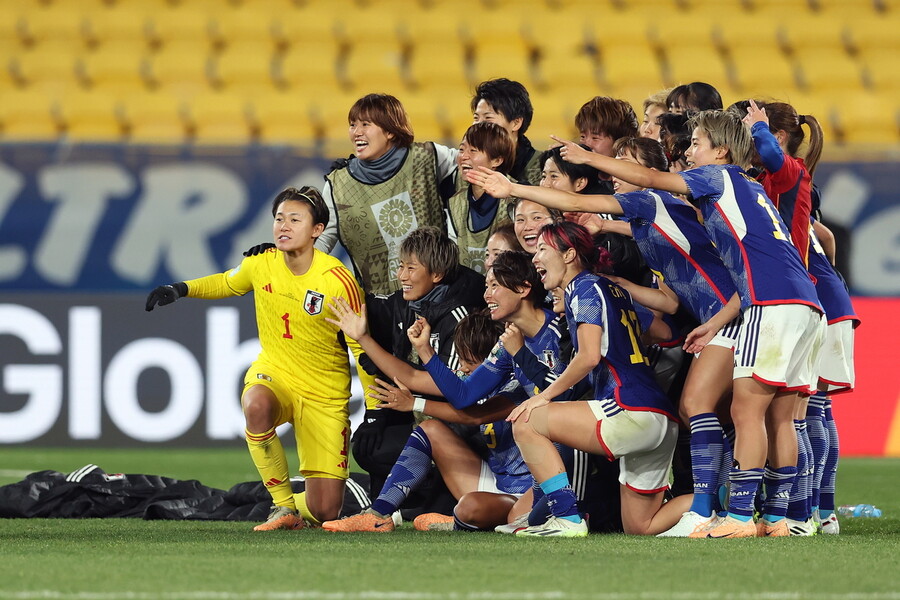 일본 여자 축구대표팀 선수들이 스페인전 승리 뒤 기념 촬영을 하고 있다. 웰링턴/EPA 연합뉴스