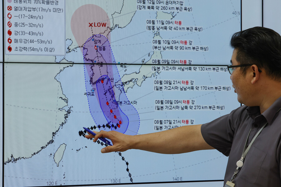 제6호 태풍 카눈이 한반도를 관통할 것으로 예상되는 가운데 7일 오후 서울 동작구 기상청 정책브리핑실에서 우진규 통보관이 태풍 예상 경로 등을 설명하고 있다. 연합뉴스