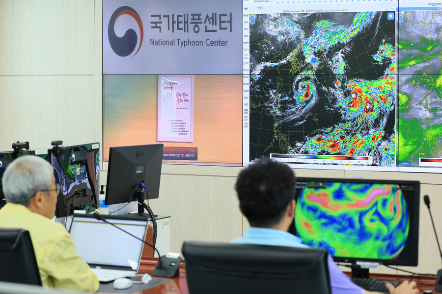 8일 제주 서귀포시 남원읍 한남리 국가태풍센터에서 센터 관계자들이 한반도를 향해 북상 중인 제6호 태풍 ‘카눈’의 경로 등을 감시·분석하고 있다. 연합뉴스