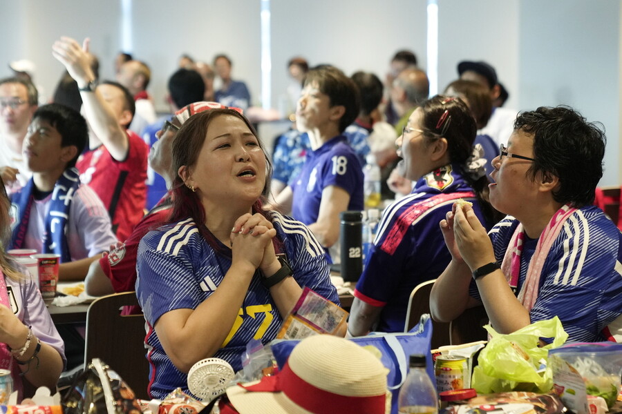 일본 축구팬들이 일본 사이타마에서 중계로 스웨덴과 8강전을 지켜보고 있다. 사이타마/EPA 연합뉴스