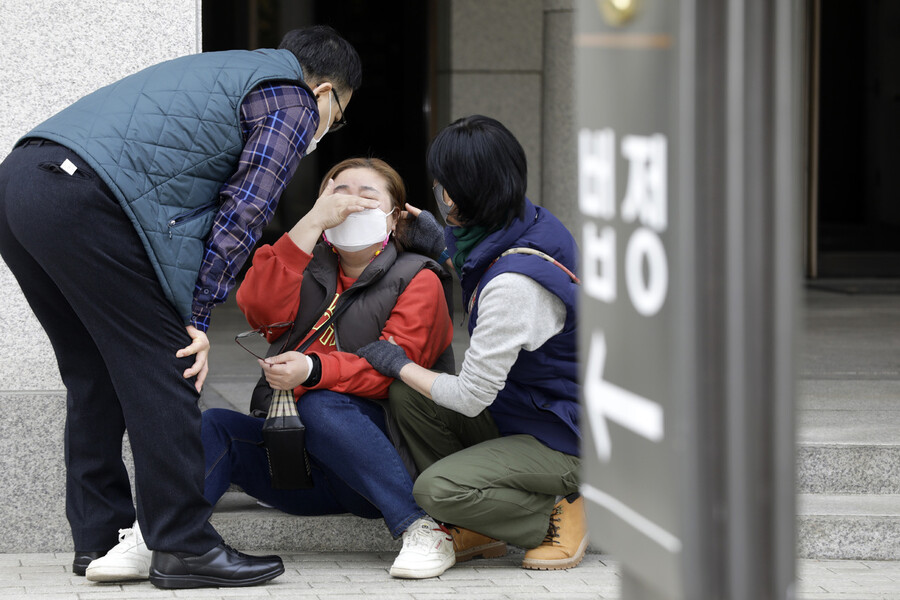 특수감금 혐의로 기소됐지만 무죄가 확정된 고 박인근 전 형제복지원장에 대한 검찰총장의 비상상고를 2021년 3월 대법원이 기각하자 형제복지원 피해자와 가족이 눈물을 흘리면서 억울함을 호소하고 있다. 김명진 기자 littleprince@hani.co.kr