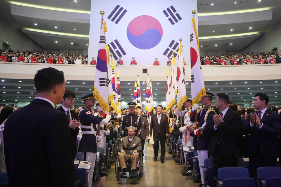 윤석열 대통령과 김건희 여사가 15일 서울 서대문구 이화여대 대강당에서 열린 제78주년 광복절 경축식에 오성규, 김영관 애국지사와 함께 입장하고 있다. 대통령실통신사진기자단