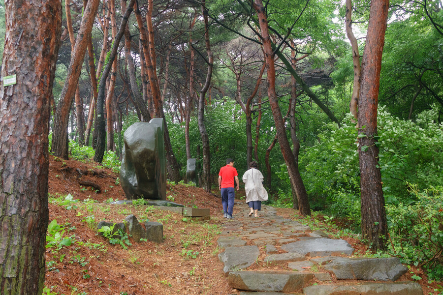 한용운 생가 뒤 야산에 조성된 ‘민족시비공원’. 박미향 기자