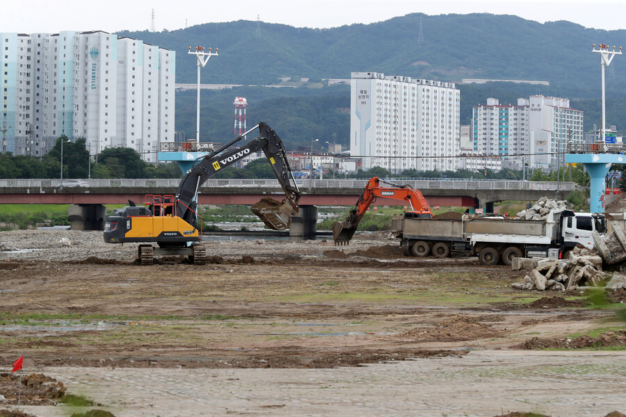 지난 6월 경북 포항시 남구 냉천 일대에서 작업자들이 중장비를 동원해 하천을 정비하고 있다. 연합뉴스