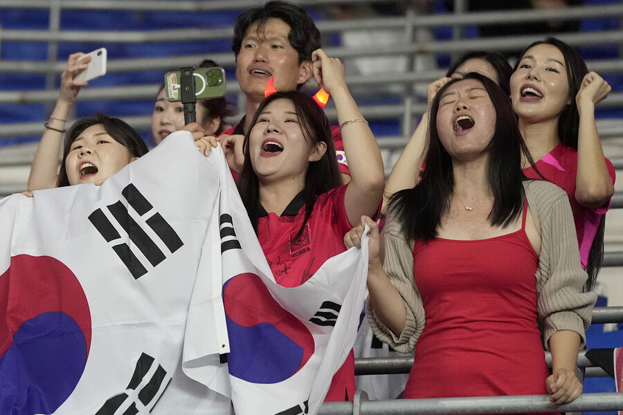 한국 팬들이 8일(한국시각) 웨일스 카디프시티 스타디움에서 열린 웨일스와 A매치 평가전을 관람하며 응원하고 있다. 카디프/AP 연합뉴스