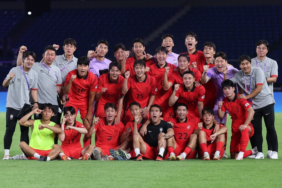 한국 대표팀 선수단이 지난 19일 중국 저장성 진화 스포츠센터 스타디움에서 열린 2022 항저우아시안게임 남자축구 조별리그 1차전에서 쿠웨이트를 9-0으로 꺾은 뒤 기쁜 표정으로 기념촬영을 하고 있다. 항저우/연합뉴스