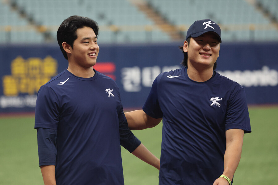 야구 대표팀 문동주(왼쪽)와 곽빈이 지난 26일 서울 고척스카이돔에서 훈련 도중 대화하고 있다. 연합뉴스