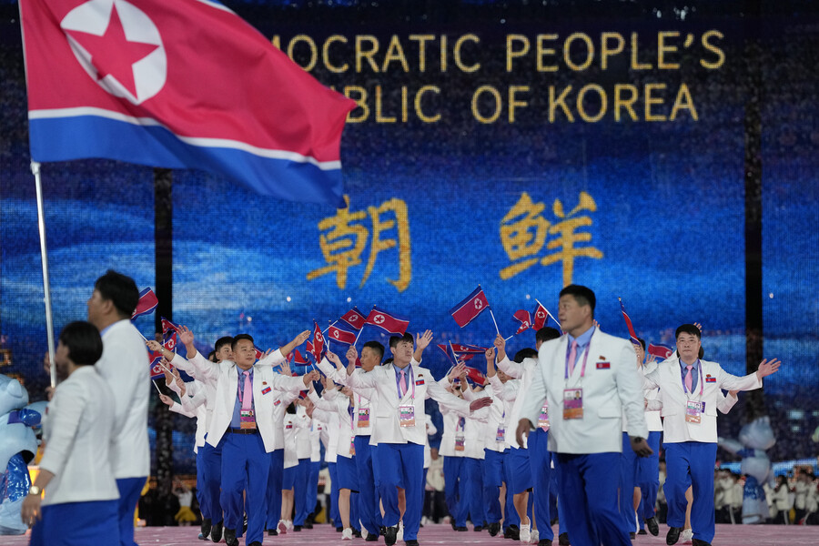 북한 선수단이 지난 23일 2022 항저우아시안게임 개막식에서 입장하고 있다. 항저우/AP 연합뉴스