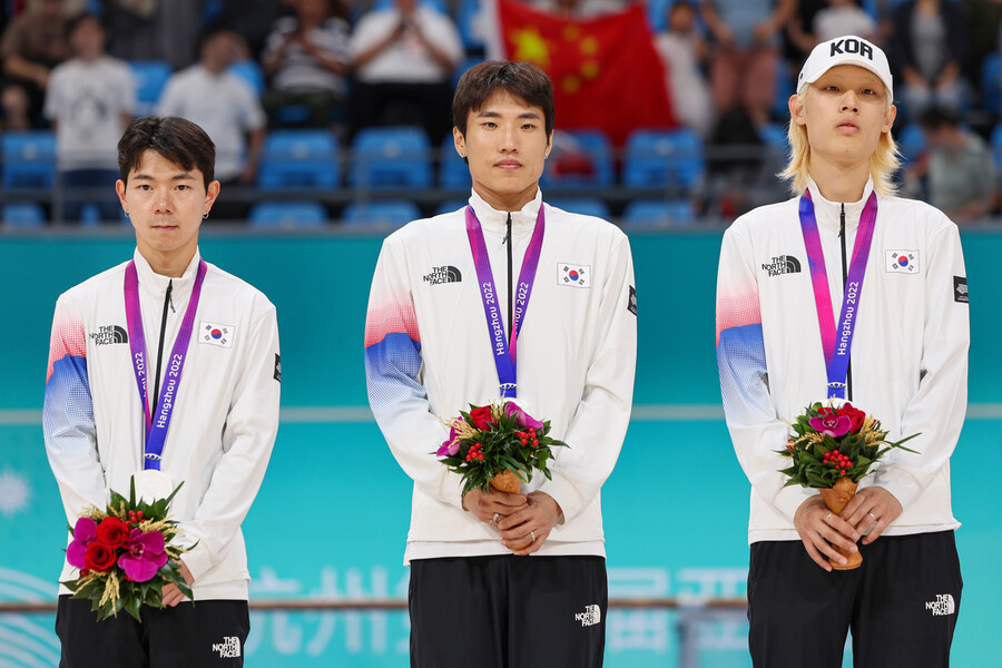 한국 선수들이 2일 중국 저장성 항저우 첸탕 롤러스포츠 센터에서 열린 2022 항저우아시안게임 롤러스케이트 남자 스피드 3000m 계주 시상대에서 은메달을 걸고 서 있다. 왼쪽부터 정철원, 최광호, 최인호. 항저우/연합뉴스