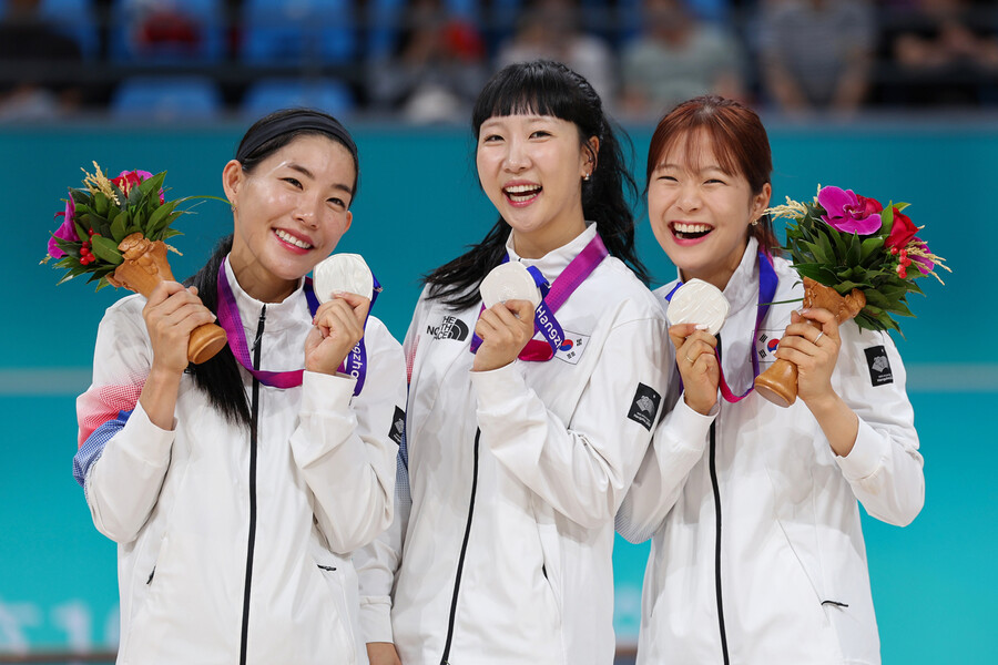 한국 선수들이 2일 중국 저장성 항저우 첸탕 롤러스포츠 센터에서 열린 2022 항저우아시안게임 롤러스케이트 여자 스피드 3000m 계주 시상대에 올라 은메달을 든 채 포즈를 취하고 있다. 왼쪽부터 이슬, 박민정, 이예림. 항저우/연합뉴스