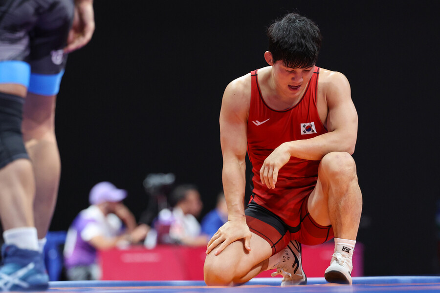 김현우가 4일 중국 저장성 항저우 린안 스포츠문화전시센터에서 열린 2022 항저우아시안게임 레슬링 남자 그레코로만형 77kg급 1라운드 16강에서 이란 아민 카비야니네자드에게 패한 뒤 아쉬워하고 있다. 항저우/연합뉴스