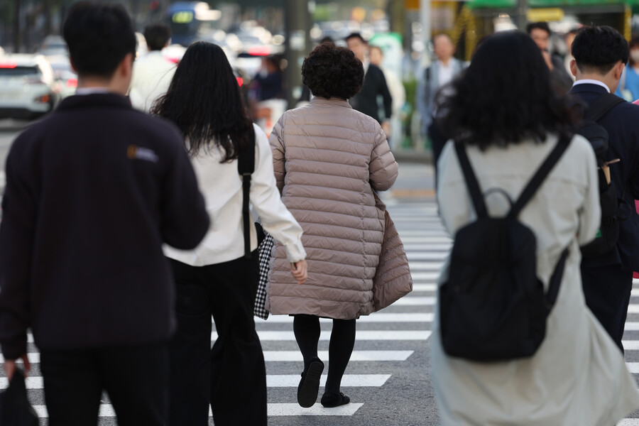 쌀쌀한 가을 날씨를 보인 10일 오전 서울 종로구 광화문네거리에서 시민들이 발걸음을 재촉하고 있다. 연합뉴스