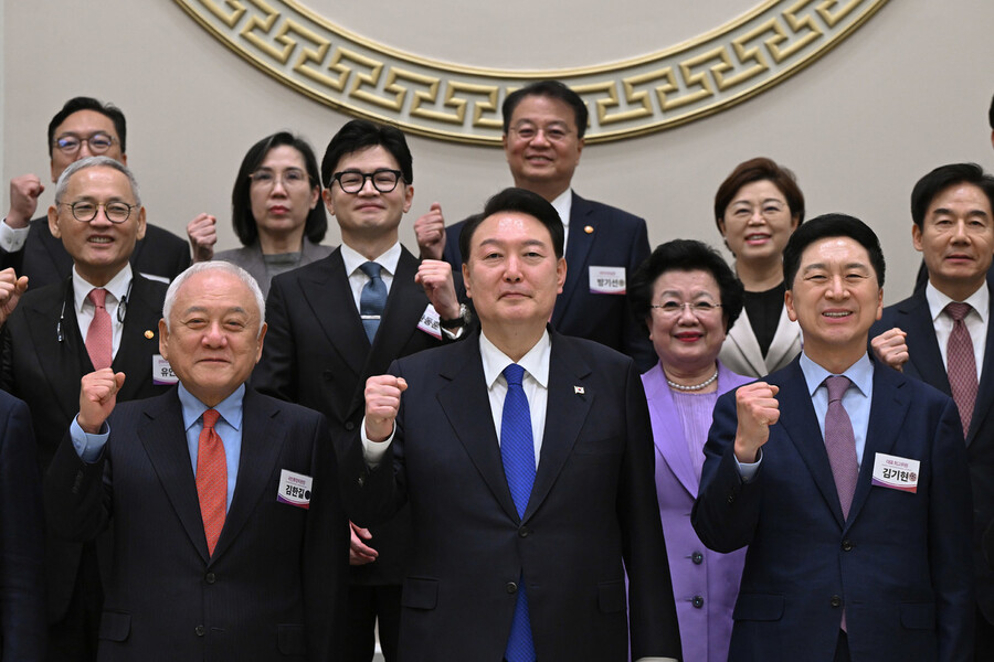 윤석열 대통령이 지난 17일 오후 청와대 영빈관에서 열린 국민통합위원회 만찬에서 김한길 국민통합위원회 위원장과 김기현 국민의힘 대표, 한동훈 법무부 장관, 유인촌 문화체육관광부 장관 등 참석자들과 기념사진을 찍고 있다. 대통령실 제공