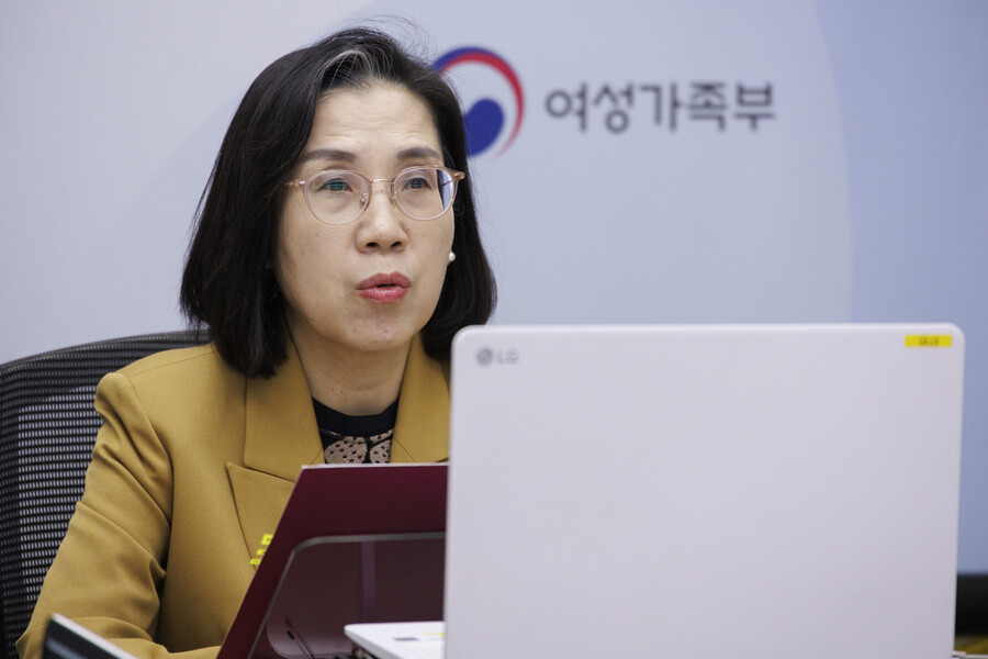 김현숙 여성가족부 장관이 지난 31일 오후 서울 종로구 정부서울청사에서 영상회의로 진행된 제10차 여성폭력방지위원회 회의에 참석해 인사말을 하고 있다. 연합뉴스