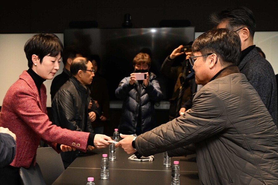 한국인터넷신문협회가 다음의 검색 서비스 변경에 항의하며 지난 11일 경기 성남의 카카오 판교아지트를 방문해 황유지(왼쪽) 다음 시아이시(CIC) 대표와 비공개 면담을 하고 있다. 한국인터넷신문협회 제공