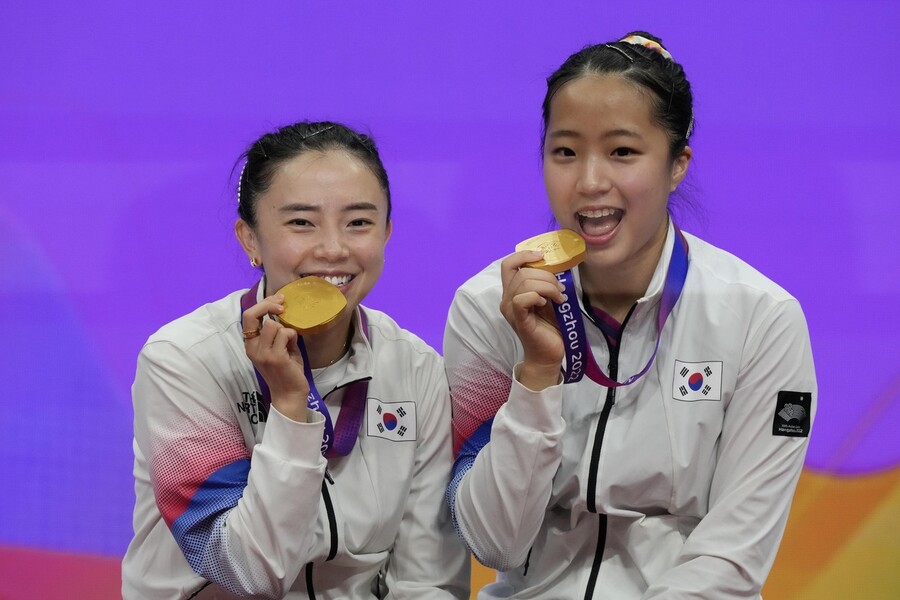 전지희(왼쪽)와 신유빈. AP 연합뉴스