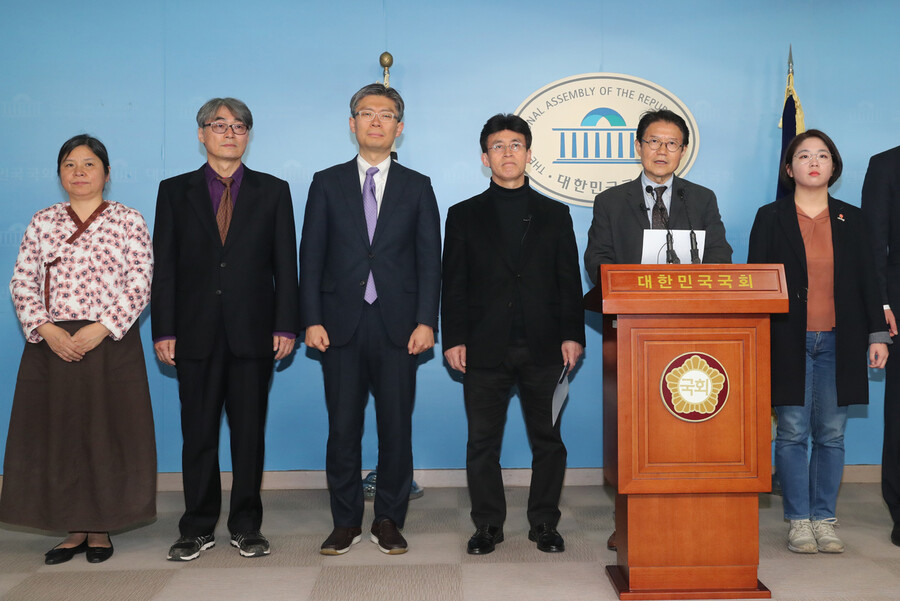 비례연합 플랫폼 ‘시민을위하여’의 우희종(오른쪽 둘째), 최배근 공동대표(오른쪽 셋째)와 이에 참여한 기본소득당, 시대전환, 가자환경당, 가자평화인권당 등 4개 소수정당 관계자들이 18일 오후 국회에서 기자회견을 하고 있다. 강창광 선임기자 chang@hani.co.kr