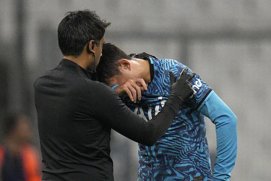 토트넘 홋스퍼의 손흥민이 지난 2일(한국시각) 유럽축구연맹(UEFA) 챔피언스리그 조별리그 마르세유(프랑스)와 경기에서 안면 부상을 당한 뒤 치료를 받고 있다. 마르세유/AP 연합뉴스