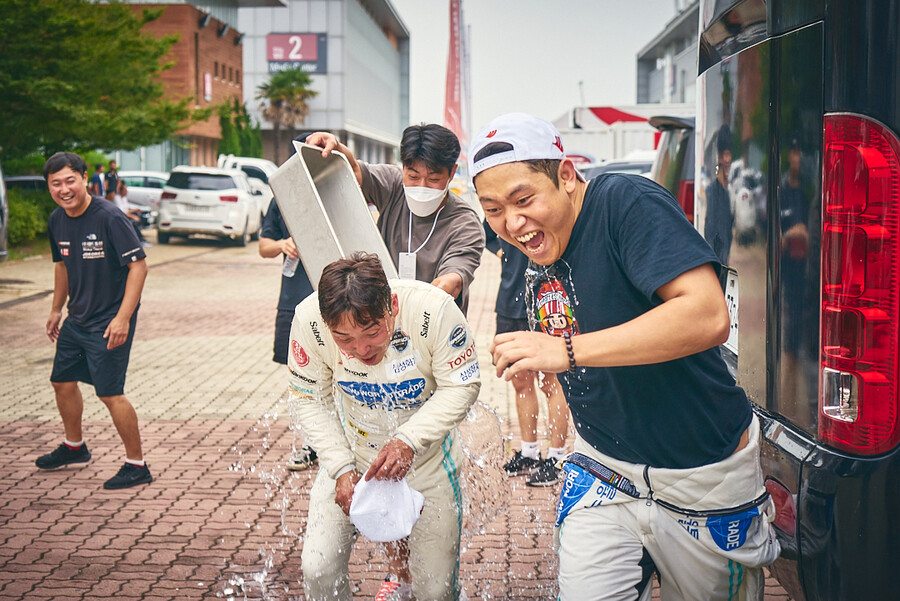 단란한 모습의 볼가스 팀. 슈퍼레이스 제공