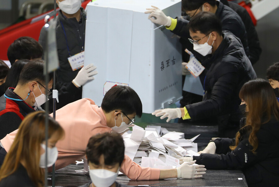 20대 대통령 선거 투표일인 9일 오후 대구 북구 대구체육관에 마련된 개표소에서 개표 작업이 이뤄지고 있다. 연합뉴스