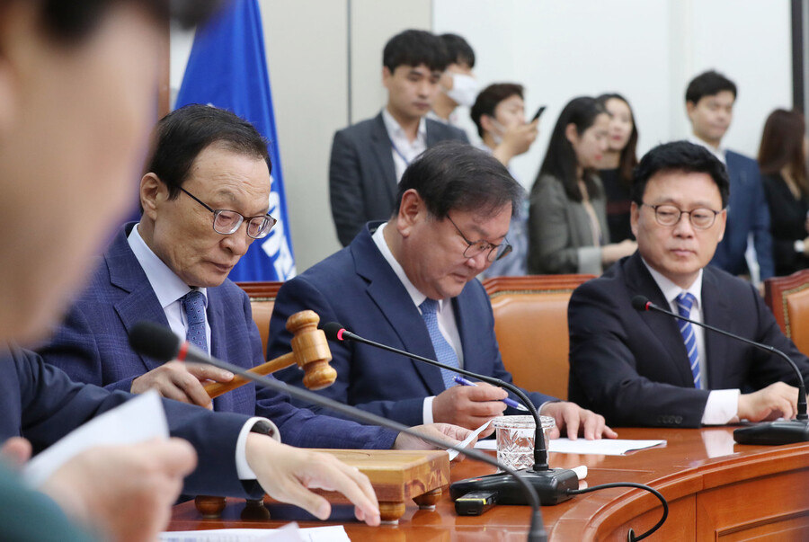 이해찬 더불어민주당 대표가 5일 오전 국회에서 열린 최고위원회의에서 의사봉을 두드리고 있다. 연합뉴스