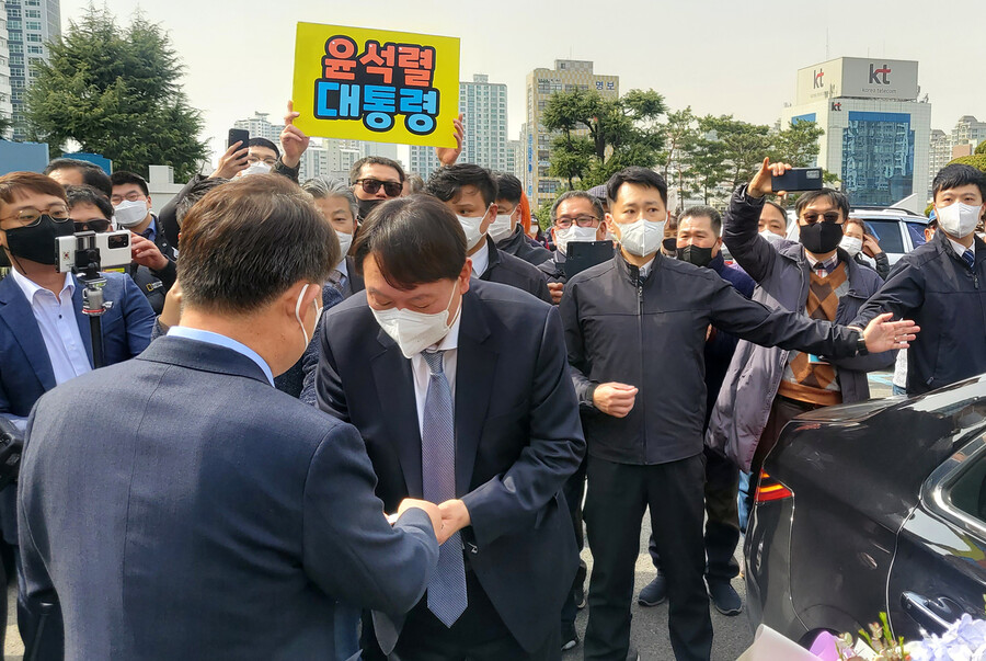 윤석열 검찰총장(왼쪽 둘째)이 3일 오후 직원과 간담회를 하기 위해 대구고검과 지검을 방문한 자리에서 권영진 대구시장과 인사를 나누고 있다. 연합뉴스