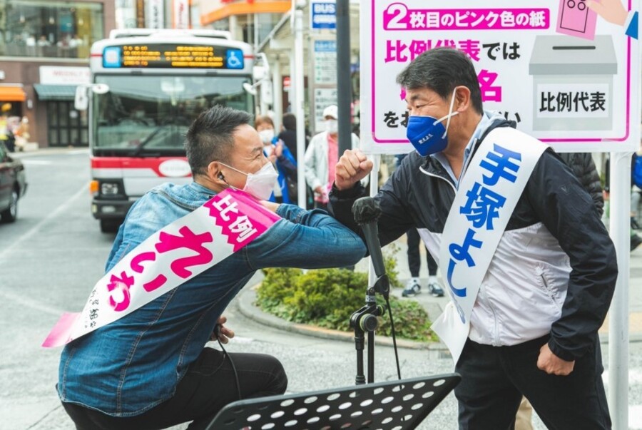 지난 21일 메구로구 지유오카역 앞에선 비례대표 후보(도쿄)로 나선 야마모토 다로 레이와신센구미 대표와 도쿄 5구 야당공투 후보인 데즈카 요시오 입헌민주당 의원(비례)이 팔꿈치 인사를 하며 연대를 확인하고 있다. 레이와신센구미 누리집 갈무리