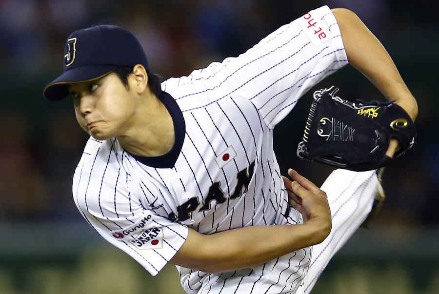 오타니 쇼헤이가 2015년 11월19일 일본 도쿄 도쿄돔에서 열린 WBSC 프리미어12 한국과 경기에서 역투하고 있다. 도쿄/AP 연합뉴스