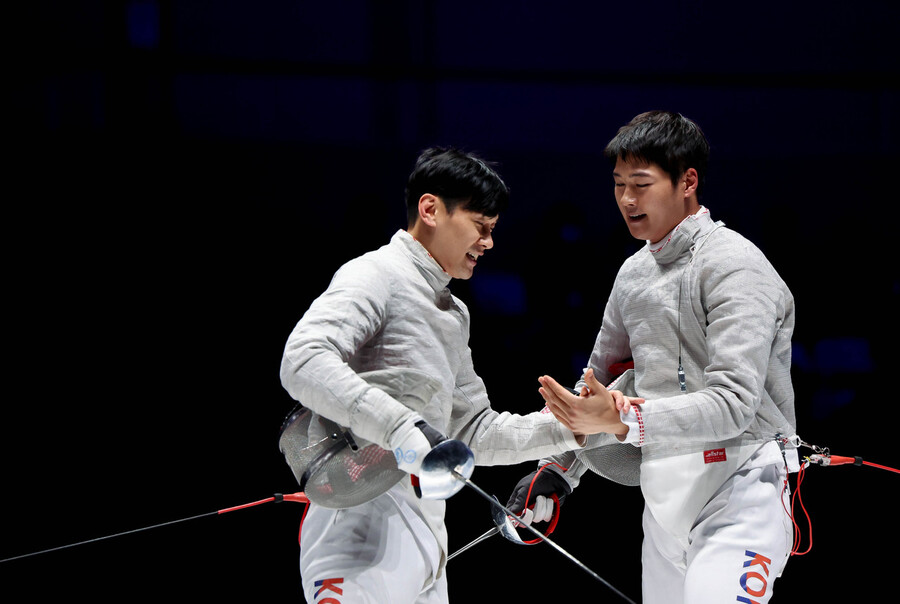 오상욱(오른쪽)과 구본길이 25일 중국 항저우 전자대학 체육관에서 열린 2022 항저우아시안게임 펜싱 남자 사브르 개인전 결승을 마친 뒤 인사하고 있다. 항저우/연합뉴스