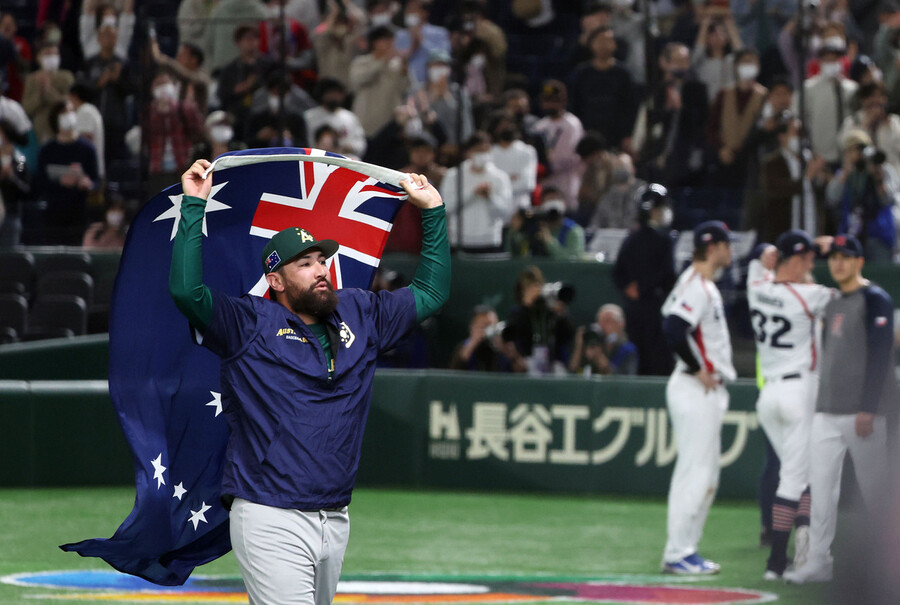 호주 투수 토드 반 스텐셀(왼쪽)이 13일 일본 도쿄돔에서 열린 2023 세계야구클래식(WBC) B조 본선 1라운드 체코와 경기를 8-3으로 이기며 8강 진출을 확정한 뒤 기뻐하고 있다. 도쿄/연합뉴스