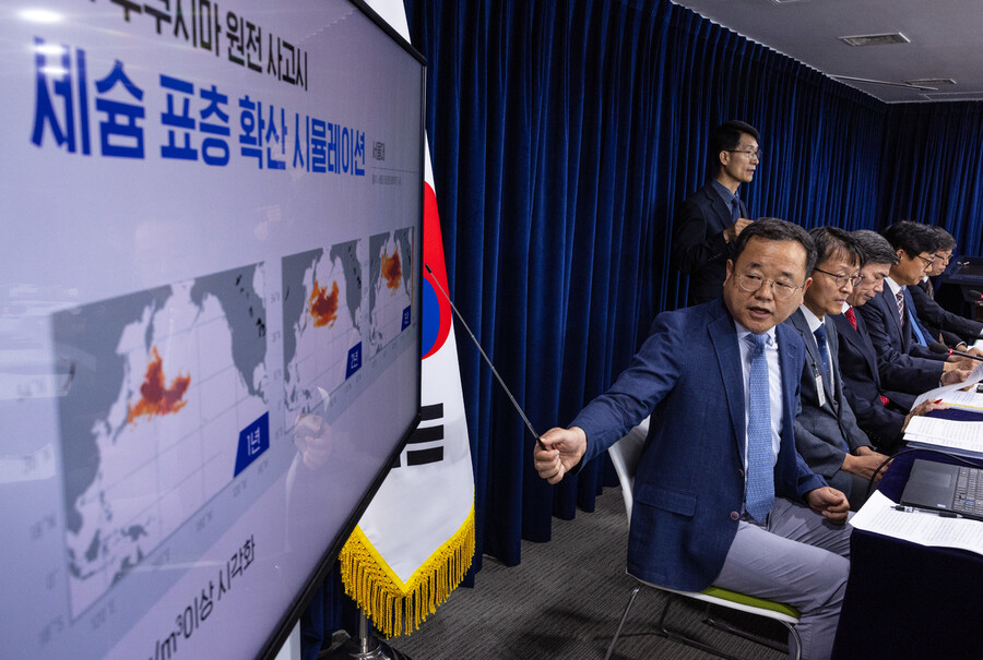 서울대 해양연구소장인 조양기 서울대 지구환경과학부 교수가 19일 정부서울청사에서 열린 후쿠시마 원전 오염수 방류 관련 일일 브리핑에서 후쿠시마 원전 사고 후 연구된 세슘 표층 확산 시뮬레이션을 설명하고 있다. 연합뉴스