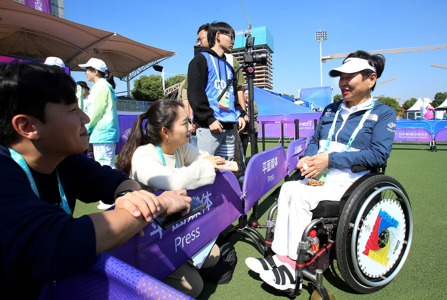 이미정(오른쪽)이 21일 중국 항저우 원후이 스쿨 론볼 경기장에서 열린 2022 항저우장애인아시안게임 론볼 예선 조별리그 1차전에서 인도의 데비 니르말라를 꺾은 뒤 취재진과 인터뷰하고 있다. 대한장애인체육회 제공