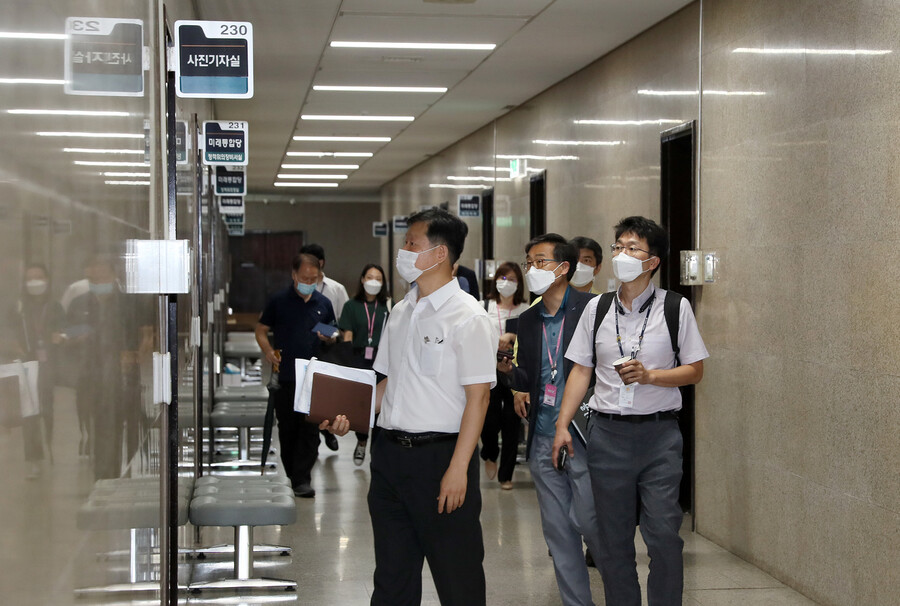 27일 역학조사단과 국회 관계자들이 국회의사당 본관 사진기자실을 방문해 코로나19 확진자의 동선을 확인하고 관련 내용을 협의하고 있다. 국회 공보담당관실 제공