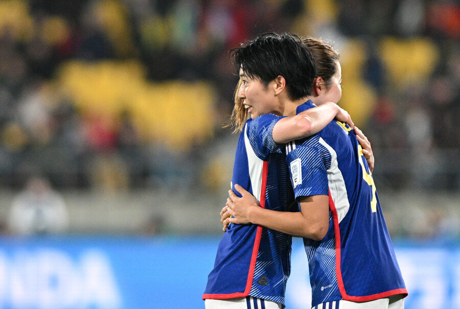 일본 여자 축구대표팀의 공격수 우에키 리코(오른쪽)가 7월31일(한국시각) 뉴질랜드 웰링턴 리저널스타디움에서 열린 2023 국제축구연맹(FIFA) 호주·뉴질랜드 월드컵 조별리그 C조 3차전 스페인과 경기에서 골을 넣은 뒤 팀 동료와 포옹하고 있다. 웰링턴/신화 연합뉴스