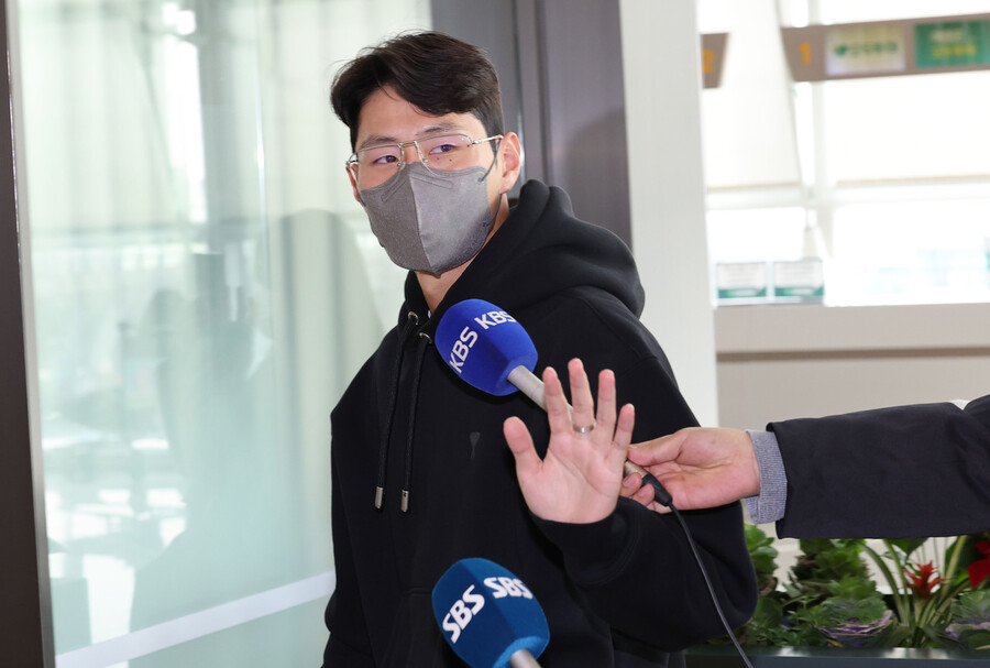 한국 축구대표팀 이강인이 13일 인천국제공항 제1터미널에서 소속팀인 마요르카로 복귀하기 위해 출국하고 있다. 연합뉴스