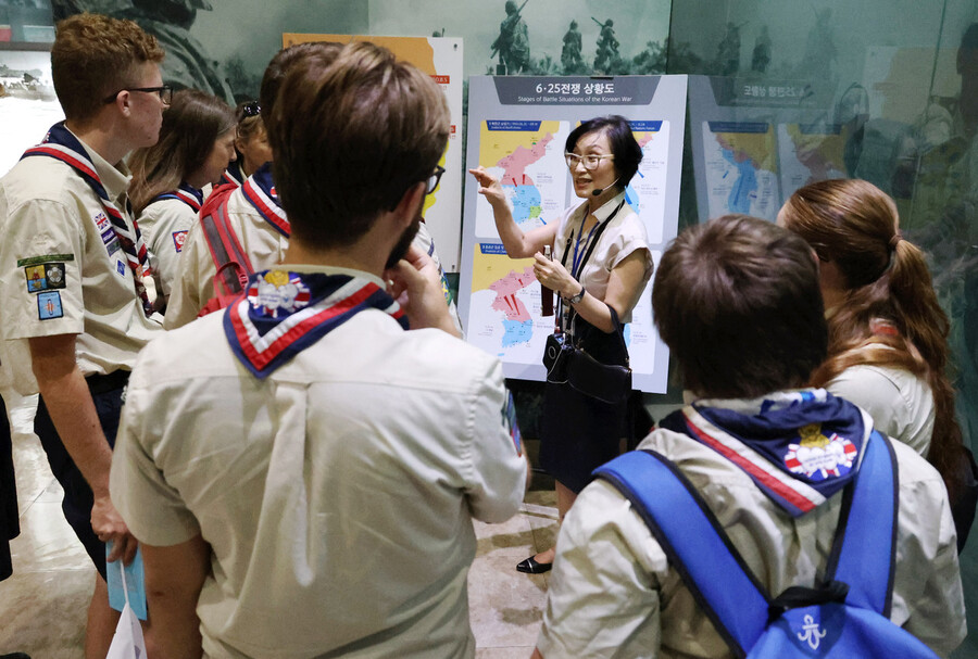 9일 오후 인천시 연수구 인천상륙작전기념관에서 영국 스카우트 대원들이 해설사의 설명을 듣고 있다. 연합뉴스