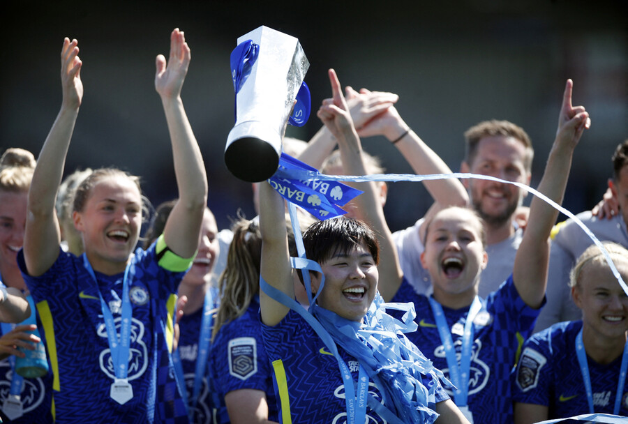 첼시FC위민의 지소연이 8일 영국 런던 킹스메도우에서 열린 2021∼2022 잉글랜드 축구협회 여자슈퍼리그(WSL) 22라운드 최종전 승리로 우승을 확정 지은 뒤 팀 동료들과 함께 트로피를 들어 올리며 환호하고 있다. 런던/로이터 연합뉴스