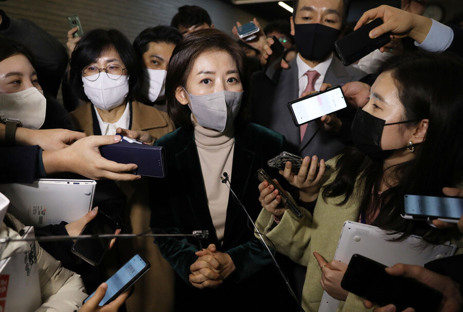 국민의힘 전당대회 출마 여부를 고심중인 나경원 전 의원이 지난 11일 오후 서울 여의도 국민의힘 중앙당사에서 열린 국민의힘 서울시당 신년인사회를 마치고 나서며 취재진의 질문에 답변하고 있다. 공동취재사진